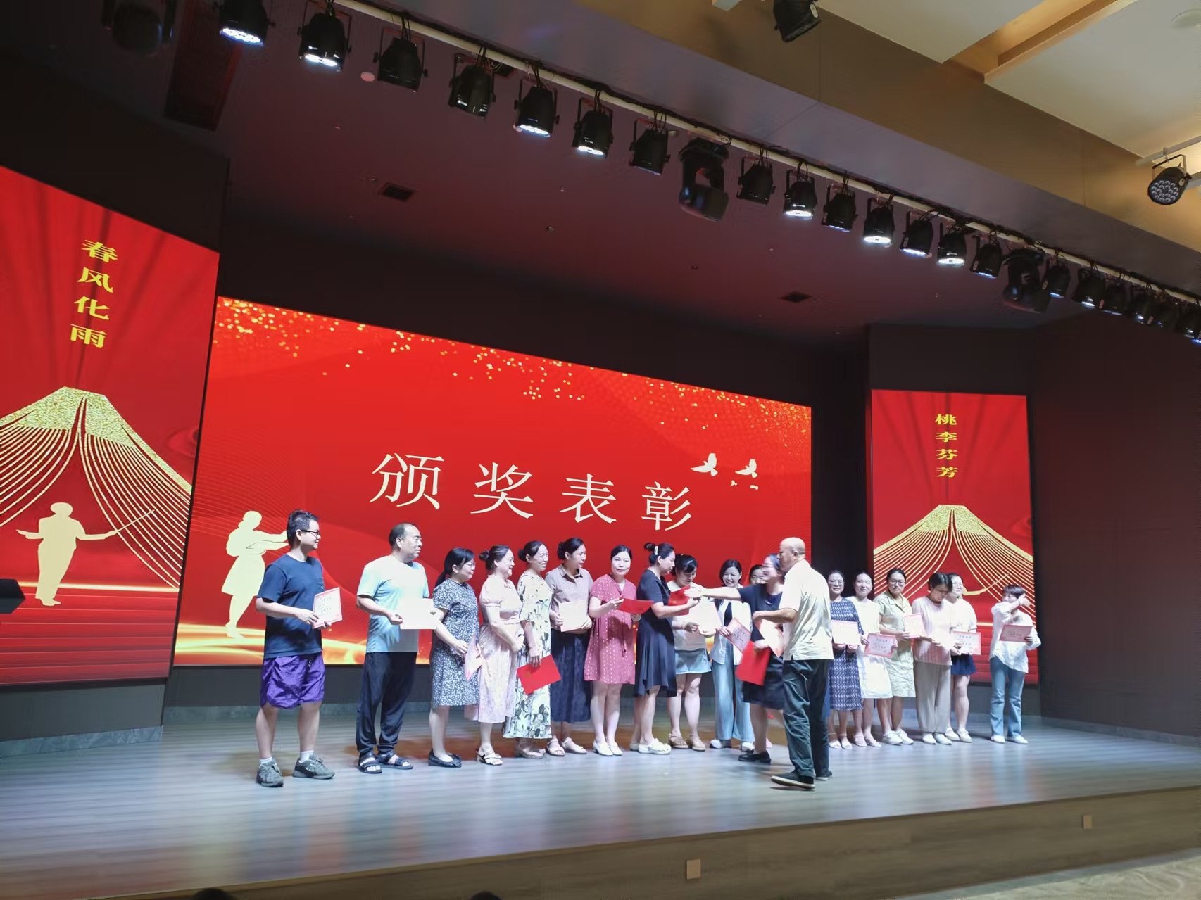 9月10日，曙光学校教师节文艺晚会在多宝（中国）溢香园酒店举办